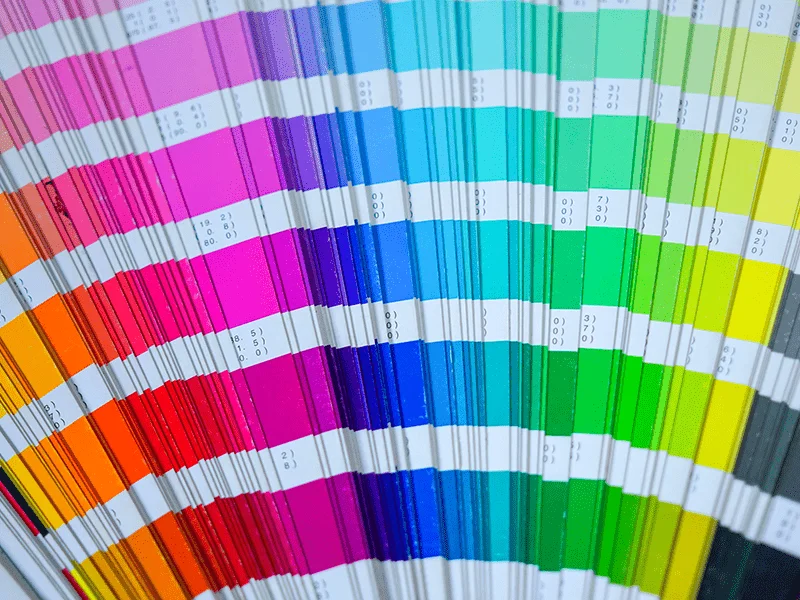 Qual a diferença entre os padrões de cores Pantone e CMYK?